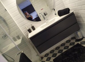 Haartrockner, Handtücher, Seife, Toilettenpapier