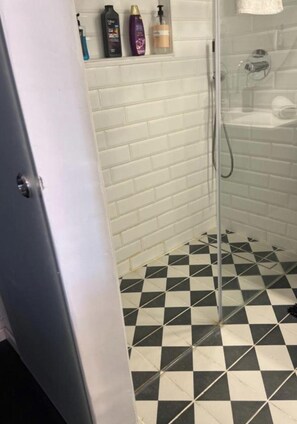 Haartrockner, Handtücher, Seife, Toilettenpapier