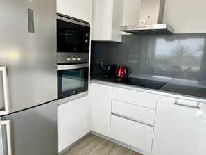 Frigorifero, microonde, forno, piano cottura