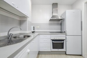 Frigorifero, microonde, forno, piano cottura