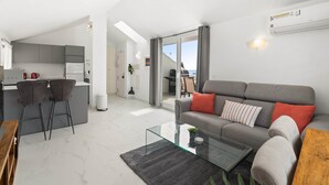 A modern apartment with a kitchen, dining area, and living room. - RDR301 - PH in Golden Banús with Sea and Mountain views (Marbella)