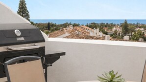 A patio with a grill, a table, and a potted plant. - RDR301 - PH in Golden Banús with Sea and Mountain views (Marbella)