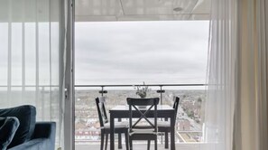 Dining - Lovely En-suite Flat with Balcony and Parking. (London)