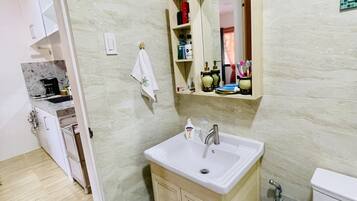 Dusche, HandtĂŒcher, Seife, Shampoo