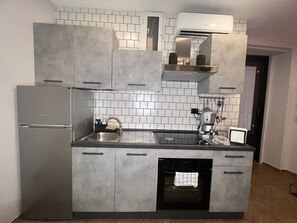 Kühlschrank, Ofen, Herdplatte, Wasserkocher mit Kaffee-/Teezubehör