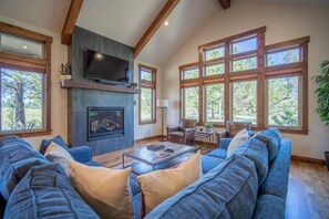 Téléviseur, foyer, table de ping-pong