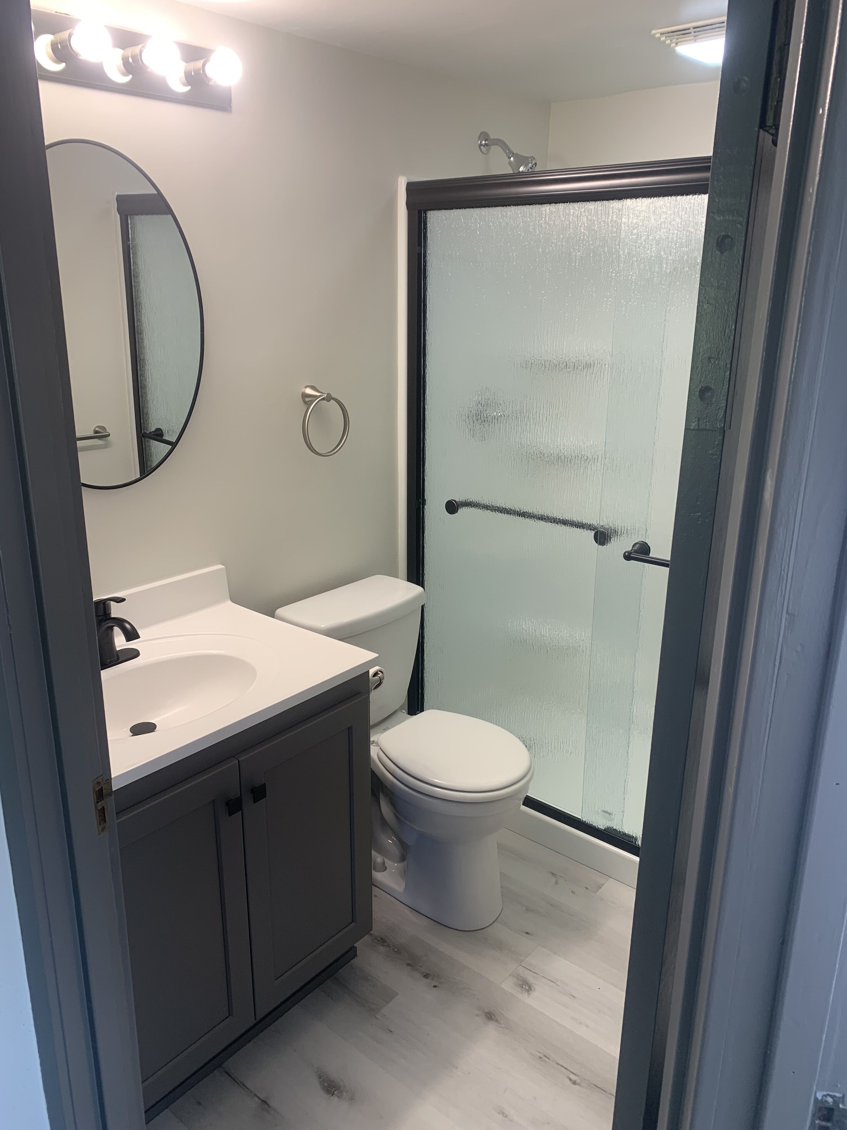 Douche, serviettes fournies, savon, papier toilette