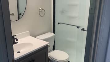 Douche, serviettes fournies, savon, papier toilette