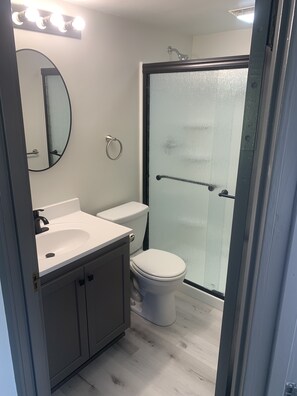 Dusche, Handtücher, Seife, Toilettenpapier