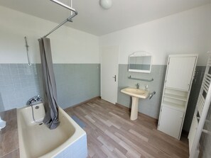 Douche, sèche-cheveux, bidet, savon