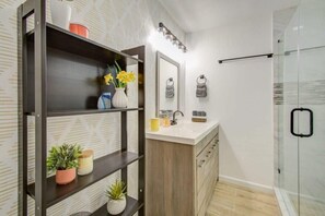 Badewanne, Haartrockner, Handtücher, Shampoo