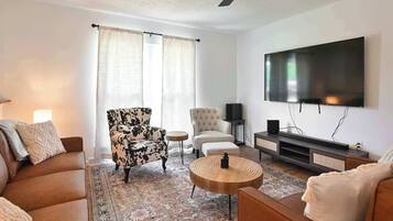 TV, lareira, pebolim