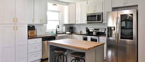 Refrigerador, microondas, horno y parrilla de estufa