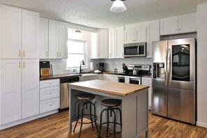 Kjøleskap, mikrobølgeovn, ovn og kokeplater