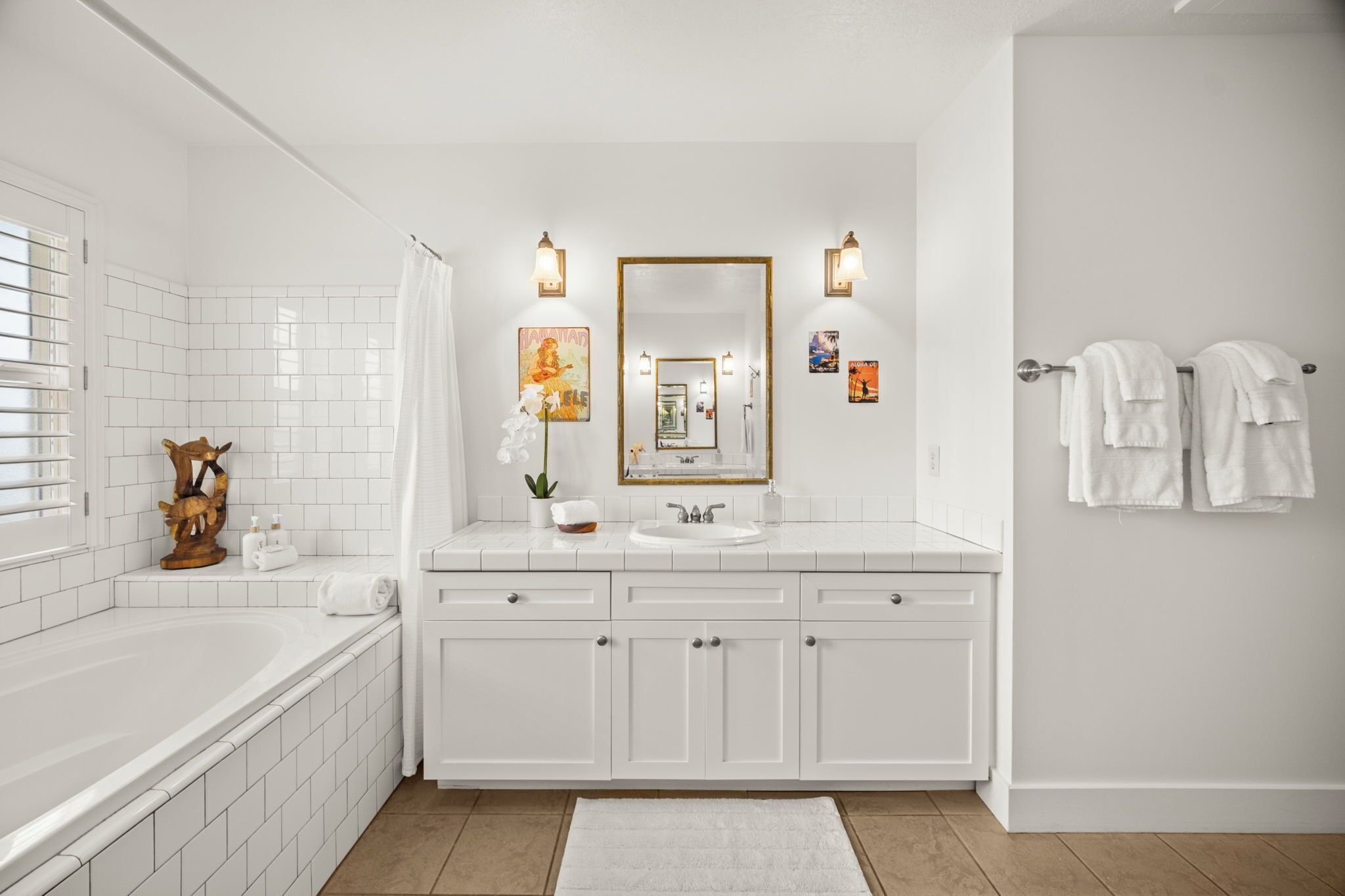 Combined shower/tub, hair dryer, towels