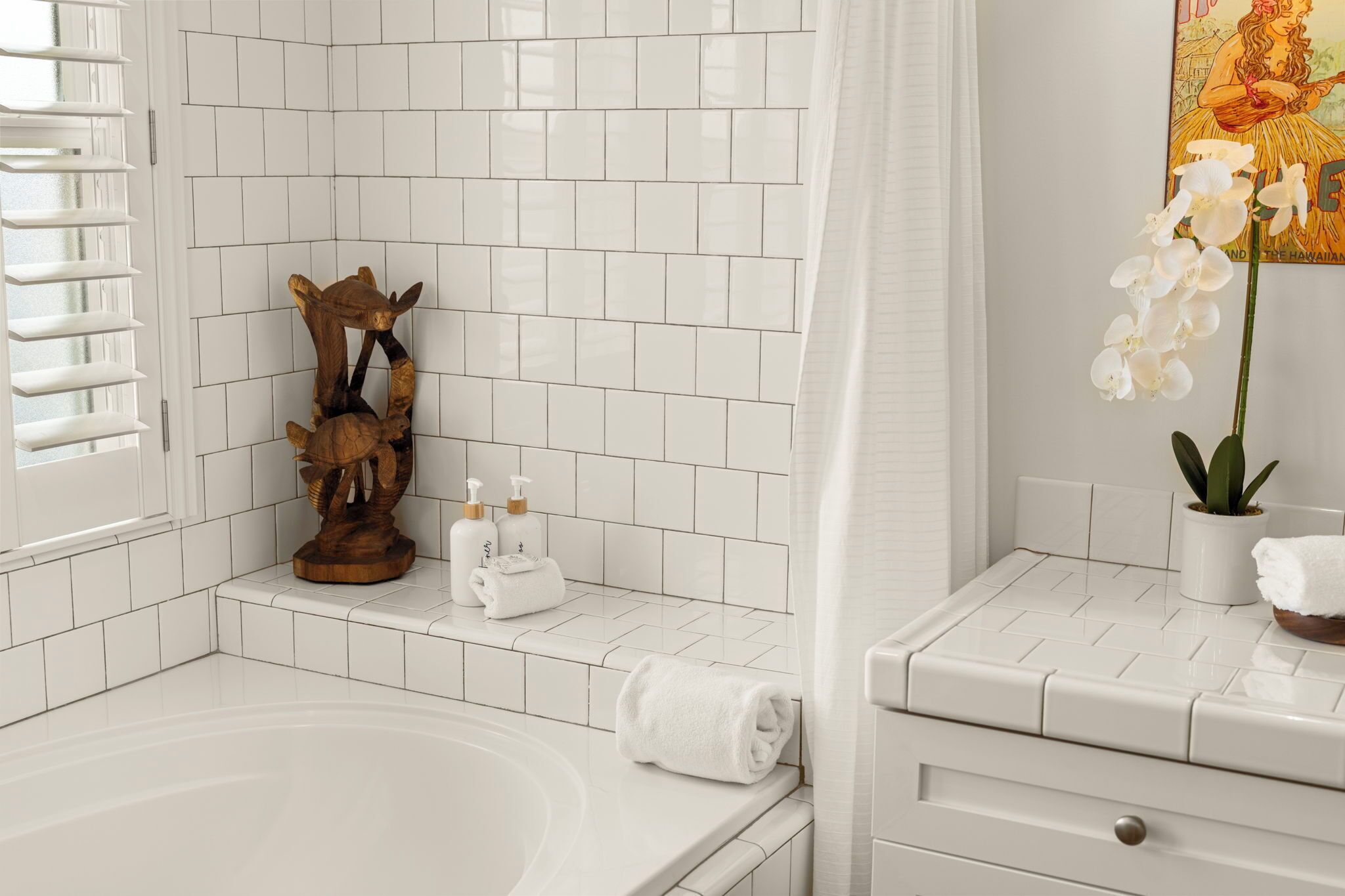 Combined shower/tub, hair dryer, towels