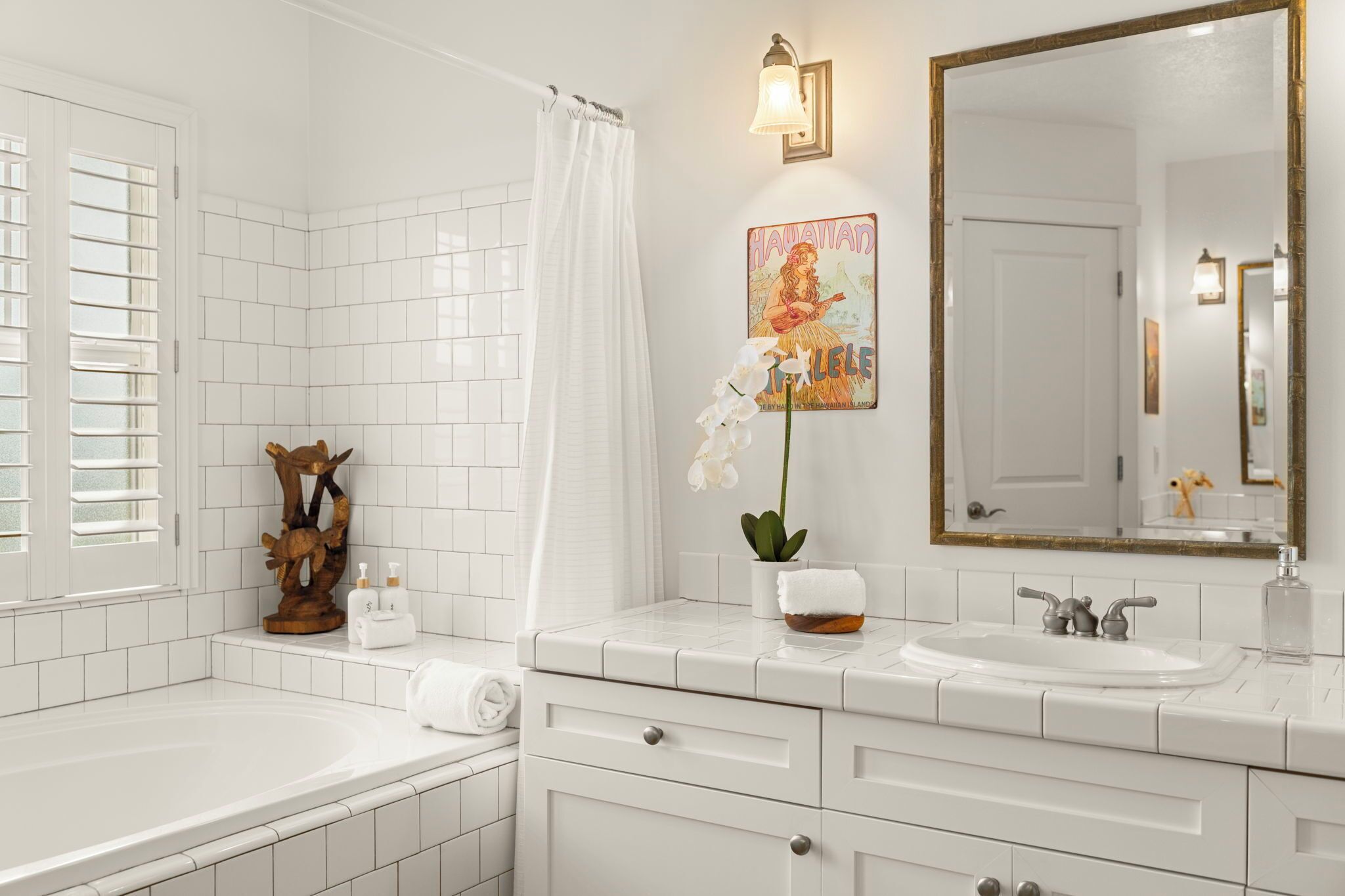 Combined shower/tub, hair dryer, towels