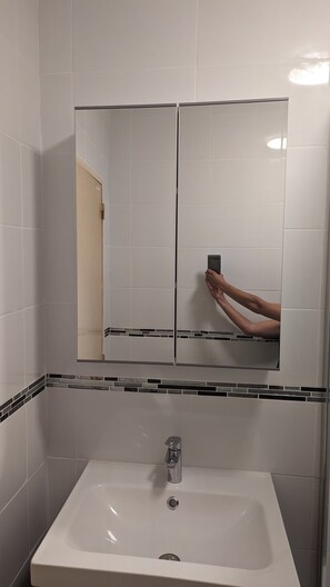 Bruser, hårtørrer, håndklæder, Toiletpapir