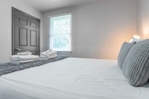 2 室のベッドルーム、アイロン / アイロン台、WiFi (無料)、ベッドシーツ