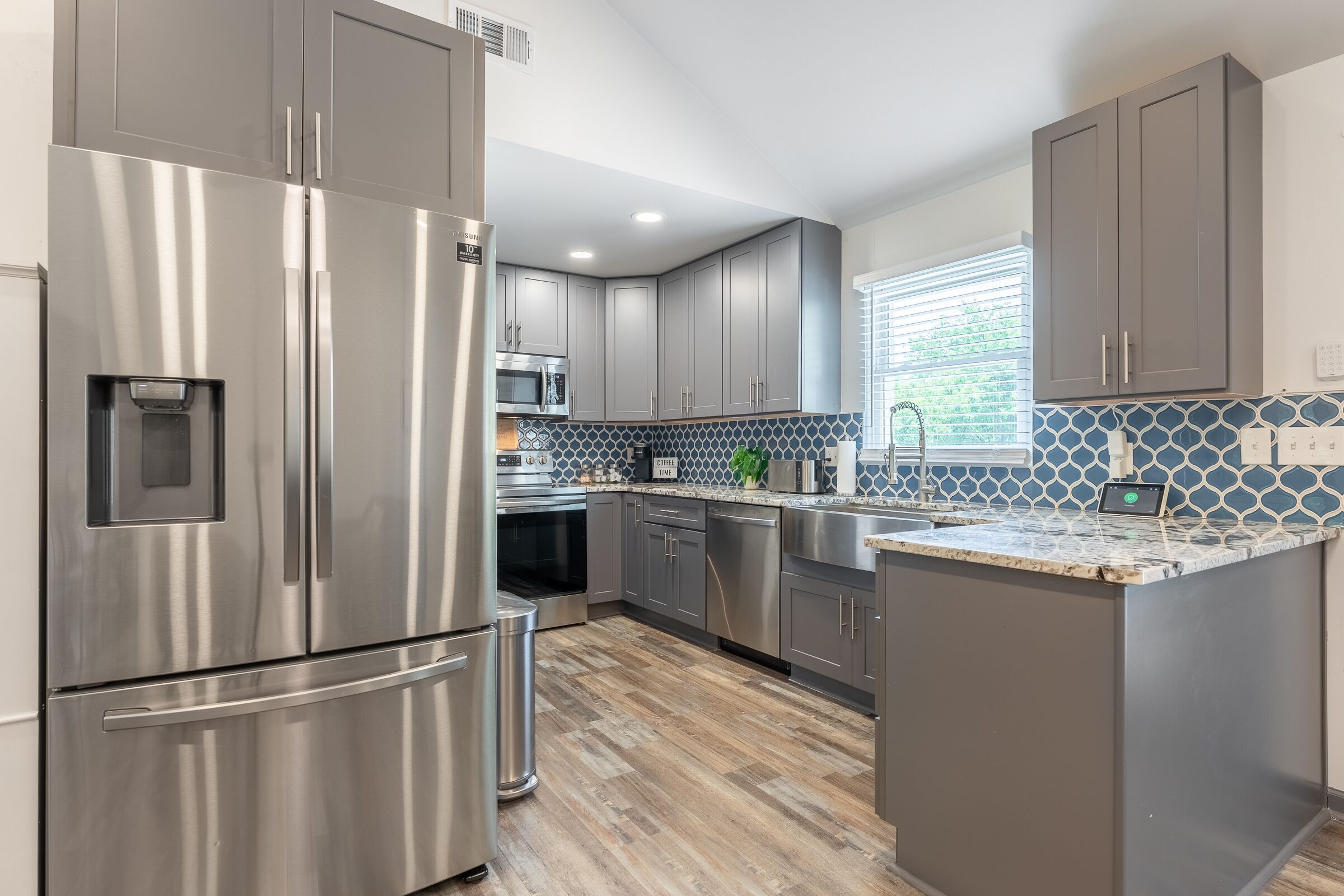 Jääkaappi, mikroaaltouuni, uuni, liesi