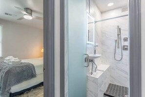 Een douche, een haardroger
