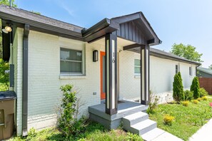 Exterior detail - The Carpe Diem Cottage (Nashville)