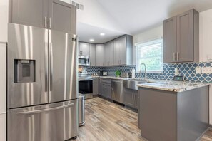 Kjøleskap, mikrobølgeovn, ovn og kokeplater