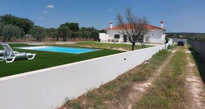 Villa na Barragem Montargil com Piscina