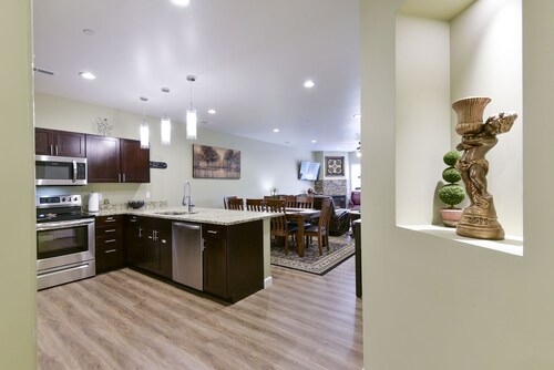 STUNNING 3-BEDROOM LUXURY CONDO/HEART OF BRANSON/INDOOR POOL/SPACIOUS/NO-STEPS!