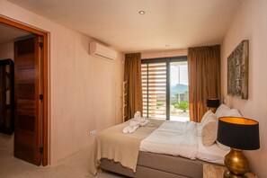 5 quartos, cofres nos quartos, escrivaninha