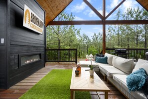 Terrace/patio - Cal's Cottage- Brand New Build w/ Hot tub (Broken Bow)