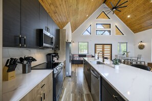 Fridge, microwave, oven, stovetop - Cal's Cottage- Brand New Build w/ Hot tub (Broken Bow)