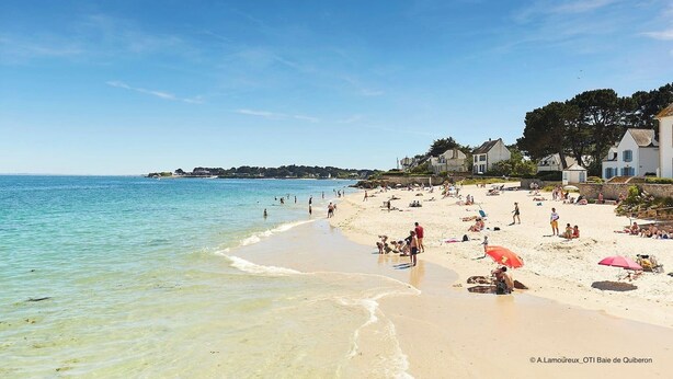 A beach with clear waters, people sunbathing, and houses along the shore. - Lovely 2* house - Auray port de St Goustan (Auray)