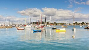 A marina with various boats docked, calm water, and a clear sky. - Lovely 2* house - Auray port de St Goustan (Auray)