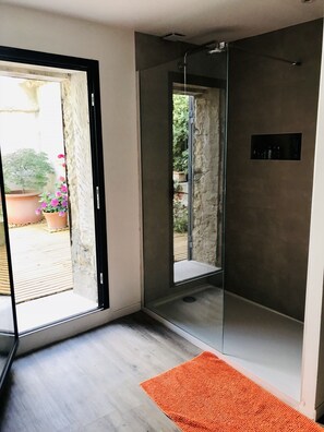 Douche, sĂšche-cheveux, serviettes fournies, savon