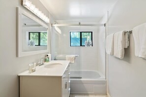Badewanne, Haartrockner, Handtücher