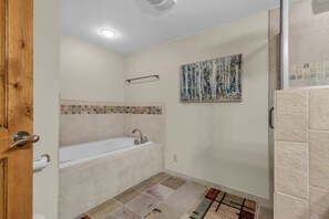 Bathtub, hair dryer, towels - Ski-In/Ski-Out 3BR - Steps from Ski Resort! (Park City)