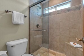 Bathtub, hair dryer, towels - Ski-In/Ski-Out 3BR - Steps from Ski Resort! (Park City)