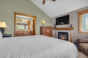 3 bedrooms, desk, WiFi, bed sheets