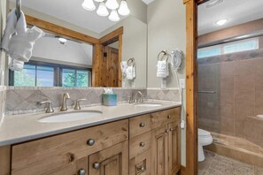 Badewanne, Haartrockner, Handtücher