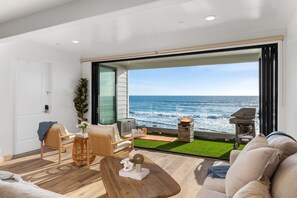 TV - Stunning Beachfront Haven P835-2 (Oceanside)
