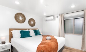 5 bedrooms, iron/ironing board, WiFi, bed sheets