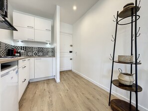 ثلاجة، ميكروويف، فرن، موقد طهي مسطح