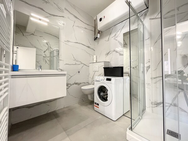 Douche, séchoir à cheveux, serviettes fournies