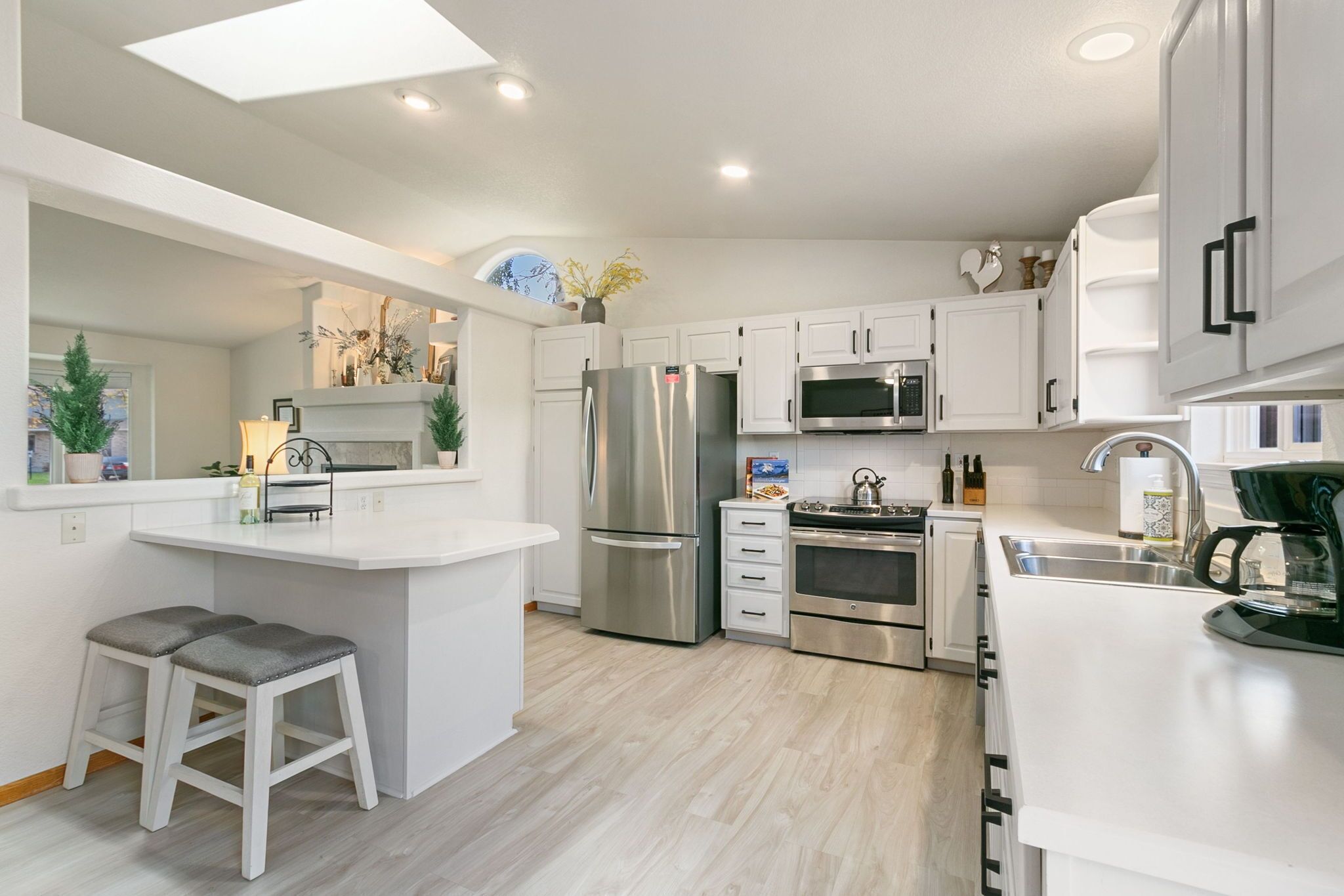 Kjøleskap, mikrobølgeovn, ovn og kokeplater