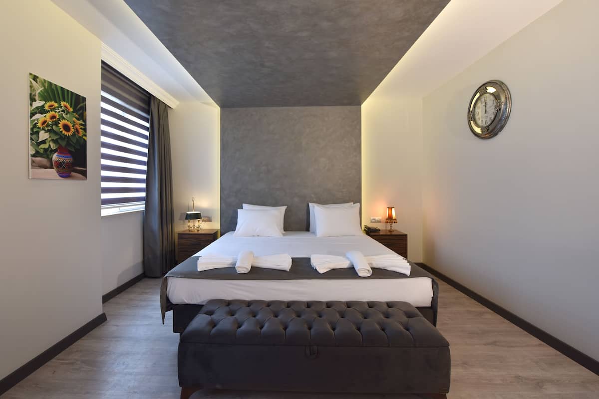 Habitación doble superior, 1 habitación | Ropa de cama de alta calidad, minibar, caja fuerte y escritorio