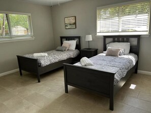 3 habitaciones, tabla de planchar con plancha, wifi y ropa de cama 