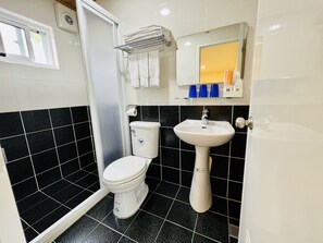 Standard Quadruple Room | Bathroom - tea king B&B (Yuchi)
