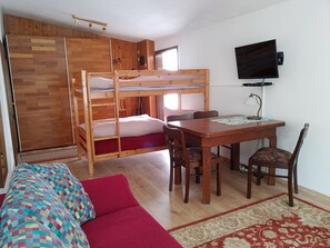 1 bedroom, bed sheets