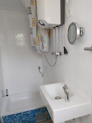 Douche, sèche-cheveux, serviettes fournies, savon